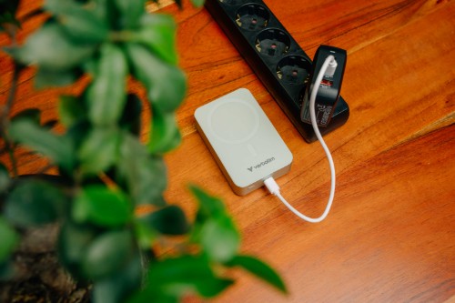 Verbatim Charge 'n' Go Essentials Magnetic Wireless Power Bank 20000 mAh Green