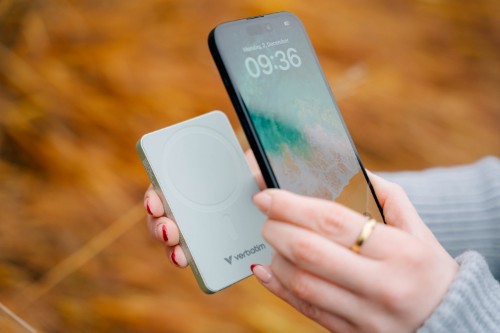 Verbatim Charge 'n' Go Essentials Magnetic Wireless Power Bank 10000 mAh Green